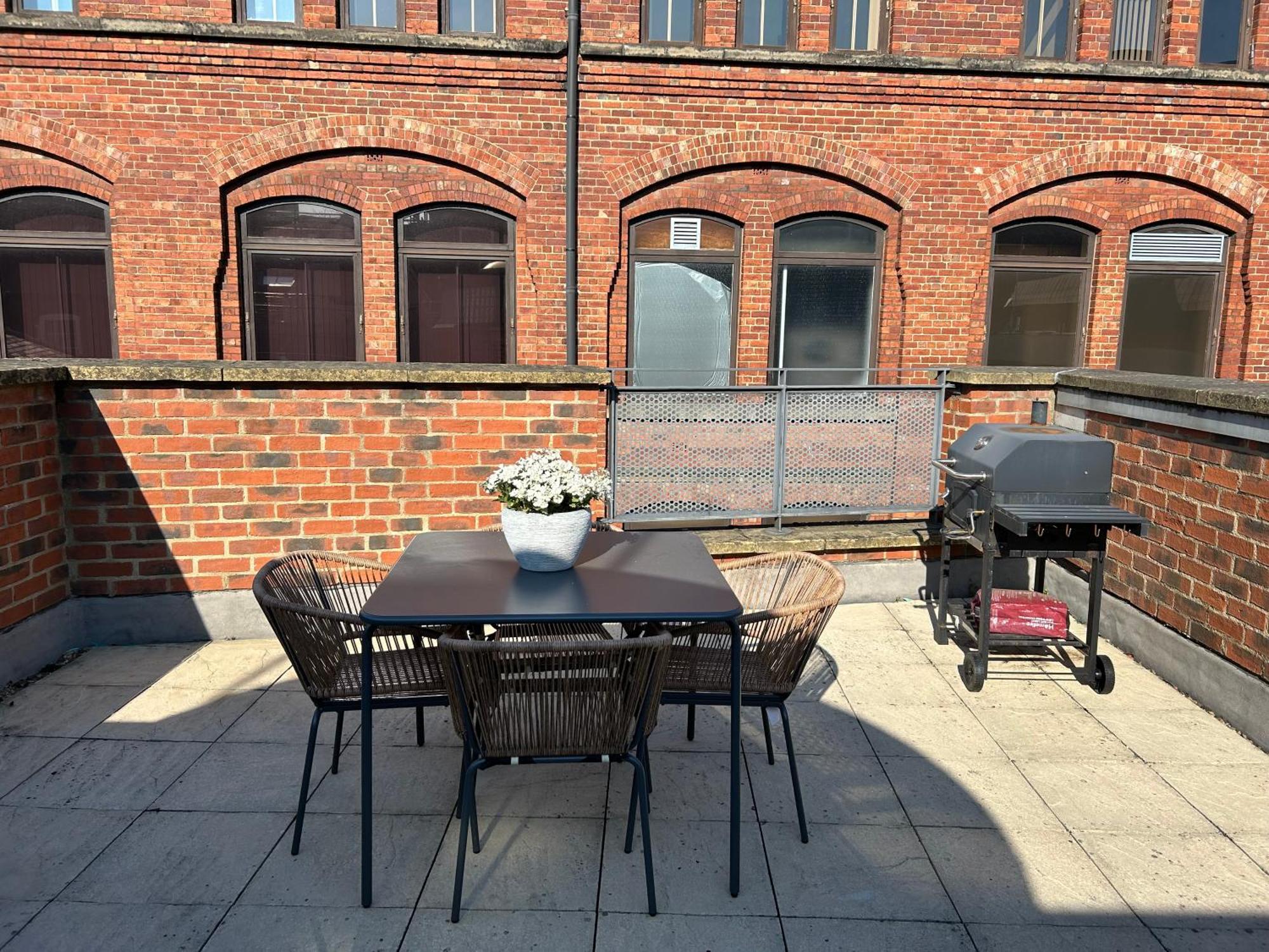 Central Leeds Townhouse With Private Roof Garden Sleeps 4 エクステリア 写真